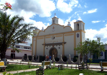 La Iglesia Catolica en frente del Parque Central